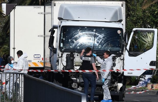 648x415_forensics-officers-and-policemen-look-for-evidences-near-a-truck-on-the-promenade-des-anglais